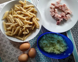 Foto del paso 1 de la receta: Huevos revueltos con macarrones, calabacín y dados de jamón