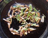 Foto del paso 5 de la receta Paella de secreto ibérico 🐽, setas 🍄 y ajos tiernos 🌱