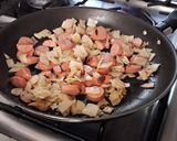 Foto del paso 2 de la receta: Huevo con tortilla y salchicha