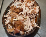 Foto del paso 1 de la receta: Cachete de cerdo 🐷 desebrado cocido con salsa de jitomate delicioso un sabor único rápido