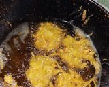 A picture of step 5 of Aloo ke Lacchedhar pakore.