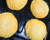 A picture of step 10 of Rounded meat pie.