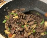 Foto langkah ke 3 dari resep Tumis Daging Sayuran.