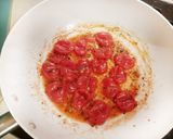 Spagetti koktélparadicsommal és bazsalikommal recept fázis 2 fotója