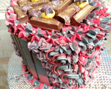 A picture of step 4 of #cakedecoration.