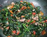 Foto langkah ke 7 dari resep Tumis daun pepaya cumi asin pedas.