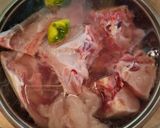 Hình bước làm 1 của món Canh dưa cải chua đầu cá trắm