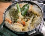 Une image de l'étape 6 de Bouillon de gambas à l’ail et herbes aromatiques.