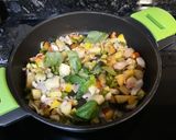 Foto del paso 2 de la receta Falso cuscus de coliflor con verduras, sepia y aroma de albahaca
