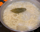Foto del paso 1 de la receta: Espaguetis con gambas, gulas y un toque picante