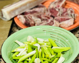 Foto del paso 1 de la receta: Arroz con costillas, panceta y ajos tiernos 🌞