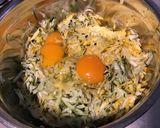 Une image de l'étape 4 de Galettes de courgettes bicolores au parmesan,ail et épices.