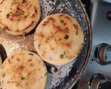 Foto del paso 3 de la receta: Arepas de cebollín rellenas de queso
