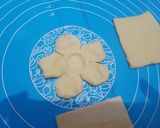 Foto langkah ke 2 dari resep Pastry Cheese Flower.