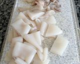 Foto del paso 3 de la receta: Calamaritos en salsa con cebolla