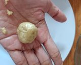 Foto langkah ke 4 dari resep Banana Ball Bomb.