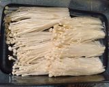 Foto langkah ke 2 dari resep Jamur enoki pedas simpel.