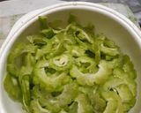 รูปขั้นตอนการทำที่ 1 ของ ไข่เจียวมะระ (Omlet with bitter Gourd)