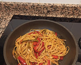 Foto del paso 2 de la receta: Pasta con pimientos, cebolla y soja