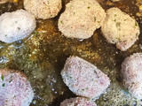 Albóndigas con rape, gamba langostinera y salsa de curry