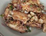 Sayap ayam goreng dengan cabe, bawang langkah memasak 4 foto