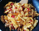 Foto del paso 4 de la receta: Revuelto de papas con chorizo y piquillos