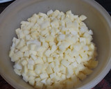 Foto del paso 1 de la receta: Tortilla de papas con cebolla caramelizada y pimiento del piquillo