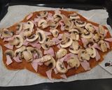 Foto del paso 4 de la receta: Pizza integral de champis y jamón cocido