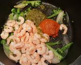 A picture of step 5 of Prawny pesto pasta.