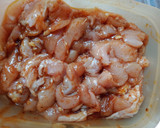 Foto langkah ke 2 dari resep Gochujang Stir-Fried Chicken.