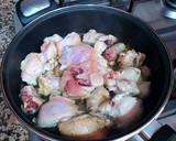 Foto del paso 5 de la receta: Pollo confitado al ajillo con palos de patatas fritas y mayonesa
