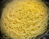 Foto del paso 5 de la receta: Spaghetti con salsa de ajo con anchoas, crujiente tostado casero y parmesano