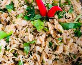 Une image de l'étape 5 de Laap kai : salade au poulet.