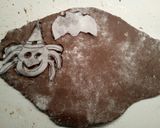 Foto del passaggio 5 della ricetta Pipistrelli e ragni Halloween. Biscotti alla banana e cacao