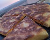 صورة لخطوة 3 من وصفة كسرة محشية بدون اختمار و لا عجن بالسميد فقط تجي طرية و فيها وحد القرمشة 🧀