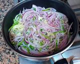 Foto del paso 5 de la receta: Bonito en salsa de dos tipos de cebollas, pimiento y azafrán