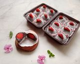 Foto langkah ke 10 dari resep Double Choco Mochi Strawberry.