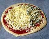 Foto del paso 11 de la receta 🍕Pizzas de pepperoni y dos quesos🧀 con masa casera