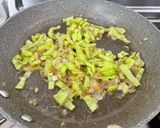Foto del paso 2 de la receta: Fideuá de bacalao con pimientos de padrón