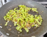 Foto del paso 2 de la receta: Fideuá de bacalao con pimientos de padrón