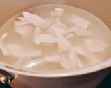 Hình bước làm 2 của món Canh Ức Gà & Lá Súp Lơ Trắng
