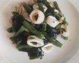 Foto del paso 8 de la receta: Ensalada de calamares, judías verdes y alga wakame