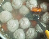 Foto langkah ke 2 dari resep Sup Bola Bola Daging.