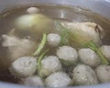 Hình bước làm 2 của món Phở tái bò viên đơn giản cho bữa sáng