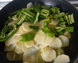 Foto del paso 2 de la receta: Patatas con pimientos y huevos fritos