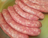 Foto del paso 2 de la receta: Alubias blancas con salchichas frescas en olla rápida