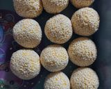 Foto langkah ke 4 dari resep Onde-onde Labu : Isi Selai Stroberi.
