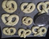 Foto langkah ke 7 dari resep Homemade Soft Pretzel (Mirip auntie Anne lho).