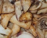 Foto del paso 3 de la receta: Arroz Maty, con alcachofas confitadas, ajos tiernos, gambas langostineras y sepia