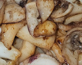 Foto del paso 3 de la receta: Arroz Maty, con alcachofas confitadas, ajos tiernos, gambas langostineras y sepia